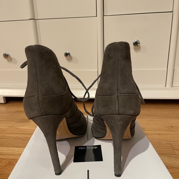 Dolce Vita Hanoa sandal in Dark Granite Suede - Picture 5 of 5